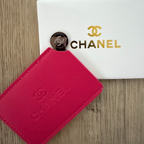 CHANEL White Box with Gold Logo - Picture 3 of 3